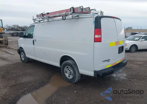 2013 Chevrolet Express 2500 Work Van z USA, uszkodzony, nr VIN 1GCWGFCAXD1140635